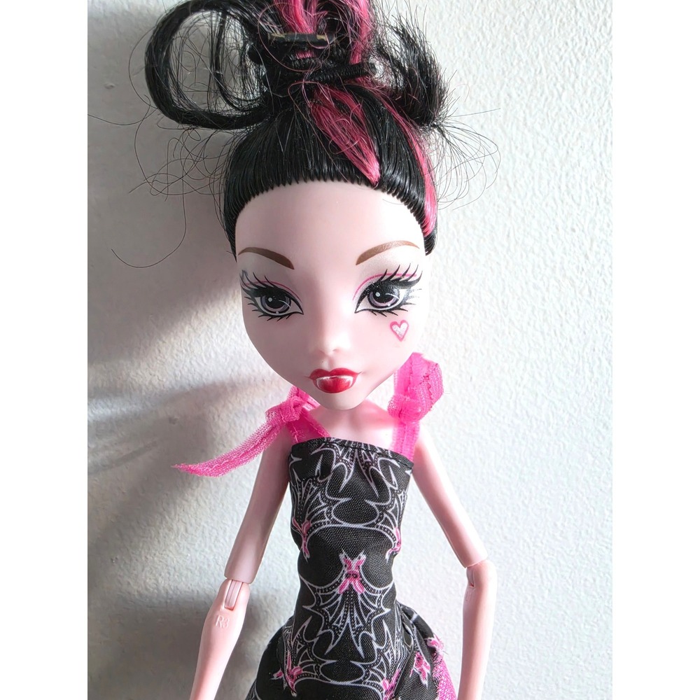 Mattel Monster High Draculaura Doll Black Pink Bat Print Dress Heart Sandals